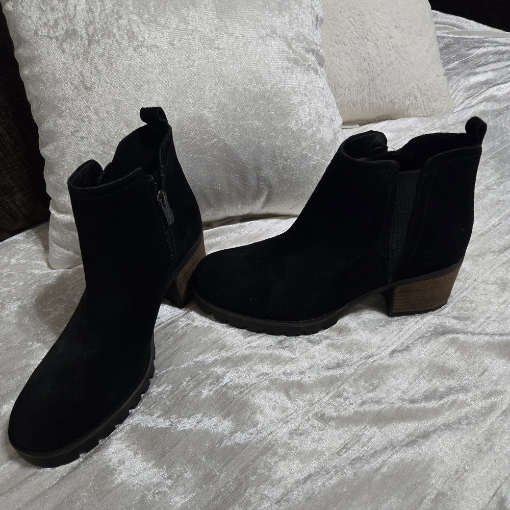 Suede Black Ankle Booties By Eva And Zoe, Size 8 NWOT - Picture 2 of 9